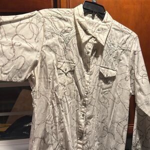 Beautiful snap down cowgirl shirt.